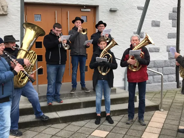 Weihnachten 2018 – Spielen vor der Kirche