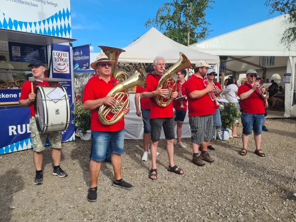 Zeckerner Kerwa 2025 – Aufstellen des Baams